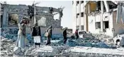  ?? GETTY-AFP ?? People inspect the rubble of a detention center in Yemen’s Dhamar province hit by Saudi-led airstrikes on Sunday.