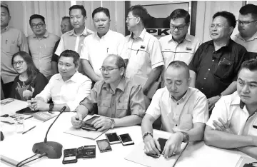  ??  ?? Tangau (seated middle) with Upko supreme council members.