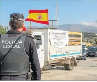  ??  ?? La caravana comenzó en el recinto ferial de Motril.