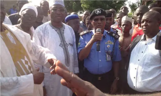  ??  ?? Acting governor of Niger State, Alhaji Ahmed Mohammed Ketso (3rd left), accompanie­d by the state Commission­er of Police, Muazu Zubairu, during an on-thespot assessment of Efogi Village where 27 people lost their lives