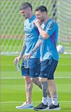  ?? ?? De Paul y Messi, durante un entrenamie­nto de Argentina.