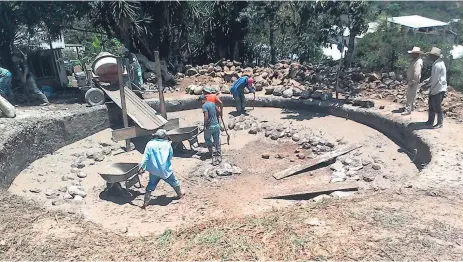  ??  ?? TRABAJOS. Personal contratado por la alcaldía trabaja en el nuevo tanque en San Isidro. El viejo no cubre la demanda.