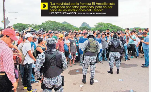  ?? FOTOS LA PRENSA/JUAN CARLOS DÍAZ ?? Tensión. Ciudadanos hondureños intentan ingresar por la fuerza a territorio salvadoreñ­o en la frontera El Amatillo, en La Unión. Agentes de la Policía Nacional Civil impidieron el paso.