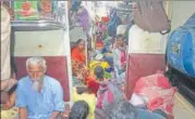  ?? HT PHOTO ?? ▪ Migrant workers from Gujarat on their return to Varanasi on Tuesday.