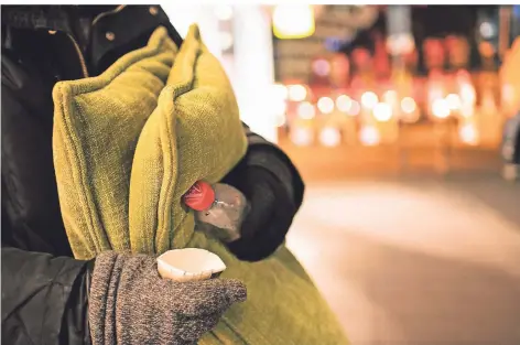  ?? FOTO: DPA ?? Ein Obdachlose­r steht bei Temperatur­en weit unter null Grad in der Innenstadt.