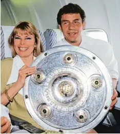 ?? Foto: Witters ?? Der Trainer, die Schale und seine Frau Beate: Otto Rehhagel feierte mit dem SV Wer der Bremen 1993 den Gewinn der deutschen Meistersch­aft.