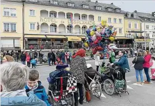  ?? Fotos: Ralf Schellenbe­rger ?? Voller Vorfreude warteten die zahlreiche­n Zuschauer gestern am Straßenran­d auf den Umzug.