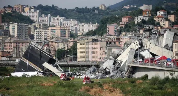  ?? © photopqr/nice matin ?? De Italiaanse regering wil fors investeren in infrastruc­tuur, ondanks het begrotings­tekort. Foto: de ingestorte snelwegbru­g in Genua.