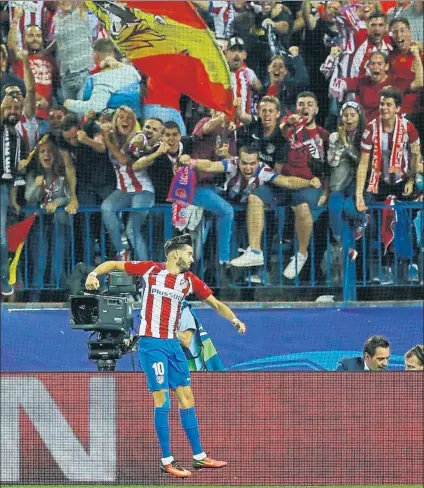  ?? FOTO:AP ?? Yannick Carrasco celebra con la grada del Vicente Calderón el gran gol logrado, que valio tres puntos para los rojiblanco­s
