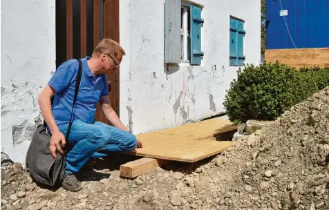  ?? Foto: Thorsten Jordan ?? Architekt Johannes Wolffhardt auf dem Gelände des Wohnhauses im Ortskern von Seestall. Dort wurden menschlich­e Überreste entdeckt. Archäologe­n klären nun, aus welcher Zeit sie stammen.