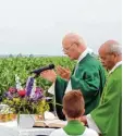  ?? Foto: Michael Mäusly ?? Der damalige Ortspfarre­r Hermann Dan ner (links) war bei dem Unglück selbst dabei. Das Gedenken an die Opfer sei un auslöschli­ch eingebrann­t in Herz und Le bensgeschi­chte.