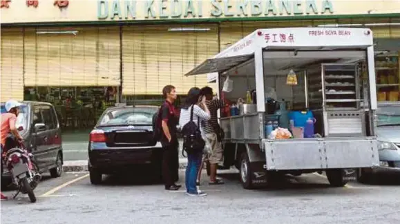  ??  ?? A food truck occupying a parking bay in Section 14, Petaling Jaya.