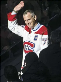  ?? PHOTO BEN PELOSSE ?? Pierre Turgeon a salué la foule présente au Centre Bell, lors de la célébratio­n d’avant-match, hier.