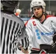  ?? Foto: Ernst Mayer ?? Anfang 2013 spielte Tim Bertele noch im Eisbären Trikot (unser Foto), jetzt heizt er als Vorstandsm­itglied in Königsbrun­n das Derby an.