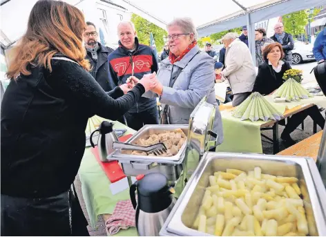  ?? FOTO: KLAUS-DIETER STADE ?? In Elten stand gestern der Spargel im Mittelpunk­t.