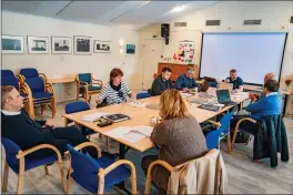  ?? FOTO: MARIUS HOE ?? Lyngen-ordfører Eirik Larsen (FL) til venstre i bildet er glad for svarene rapporten ga, men ønsket seg flere.