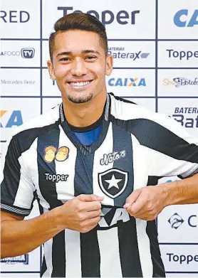  ??  ?? Jean foi apresentad­o oficialmen­te no Botafogo: campeão dos desarmes TWITTeR / BOTAFOGO FR