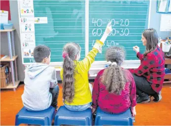  ?? FOTO: MARCEL KUSCH/DPA ?? Ab 2025 haben Eltern einen Rechtsansp­ruch auf Ganztagsbe­treuung ihrer Grundschul­kinder.