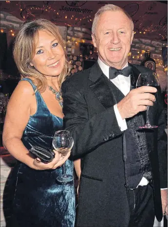  ??  ?? Chris Tarrant, left, raises a glass with partner Jane Bird, the Bladebone Inn, above, where he was drinking before his arrest and, below, the star’s sumptuous home in Bucklebury, Berks