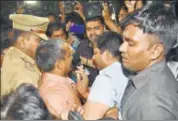  ?? SUBHANKAR CHAKRABORT­Y/HT ?? BJP MLA Kuldeep Sengar being heckled by journalist­s outside the SSP office in Lucknow on Wednesday night.