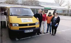  ??  ?? Hier sind die ehrenamtli­chen Helfer in ihrem Sammelbus unterwegs und besorgen Dinge für Bedürftige.