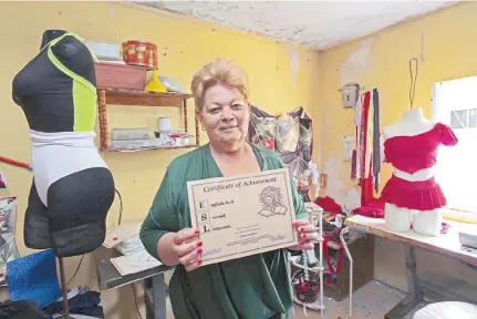  ??  ?? ESTE ES UNO de los muchos diplomas que Hilda presume en su taller.