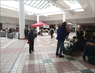  ?? MELISSA SCHUMAN - MEDIANEWS GROUP ?? The Saratoga Farmers Market has steady foot traffic in the mall.