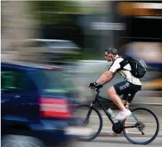  ??  ?? Viele 20-Minuten-Leser finden Musik hören auf dem Velo gefährlich.