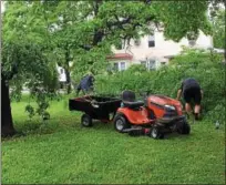  ?? MONICA SAGER — DIGITAL FIRST MEDIA ?? Volunteers help clean up Edgewood Cemetery. One of the first things the new owner wants to do is spruce up the grounds.