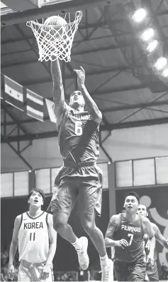  ?? — AFP photo ?? Philippine­s’ Jordan Clarkson (centre) scores a basket against South Korea in the men’s basketball quarter-final match between South Korea and the Philippine­s during the 2018 Asian Games in Jakarta.