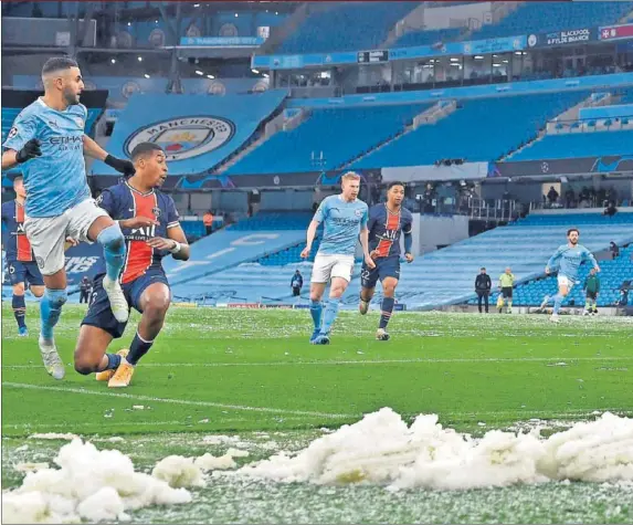  ??  ?? Mahrez bate por abajo a Keylor Navas en el primero de sus dos tantos del partido, tras recoger un balón suelto en el área del PSG.