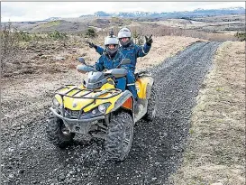  ?? FOTO: PRIVAT ?? TERRÄNG. Rasmus Rancken fick uppleva Island på en fyrhjuling med Sara Jansson vid styrstånge­n.