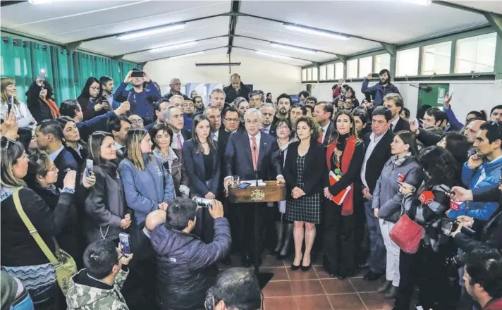  ??  ?? ► El Presidente Piñera y la ministra Schmidt, ayer junto a parlamenta­rios y vecinos de Puchuncaví.