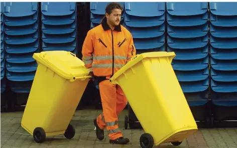  ?? SZ-ARCHIVFOTO: PETER ENDIG/DPA ?? So wie auf diesem Foto in Leipzig sollen auch in Saarbrücke­n gelbe Tonnen verteilt werden. Gelbe Säcke haben dann ausgedient.