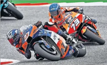  ??  ?? Álex Márquez pelea con Lecuona e(KTM) durante el GP de Estiria de MotoGP en el que el de HRC fue 16º.
