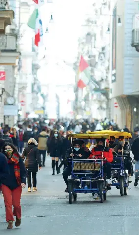  ?? (foto Fabiano/LaPresse) ?? Nel Lazio Centinaia di persone ieri in Via del Corso, nel centro di Roma