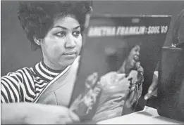  ?? Michael Ochs Archives ?? FRANKLIN checks out a copy of her album “Soul ’69” in New York that year.