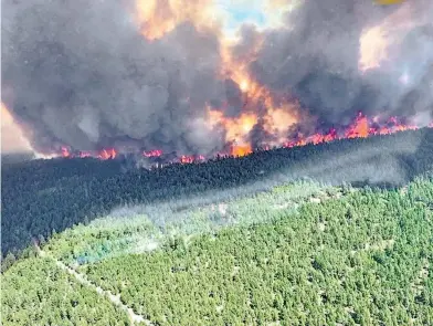  ?? AFP ?? La ola de calor alimenta los incendios forestales activos tanto en Canadá como EU