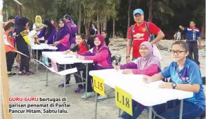  ??  ?? GURU-GURU bertugas di garisan penamat di Pantai Pancur Hitam, Sabtu lalu.