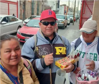  ?? FOTO: IVONNE ORTIZ ?? SE ACOMPAÑAN. Los tres adultos se dedican a vender dulces en la calle 20 de enero.