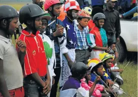  ??  ?? AMAKHWENKW­E: ‘Umphalo’ jockeys are often youngsters, for whom helmets are compulsory