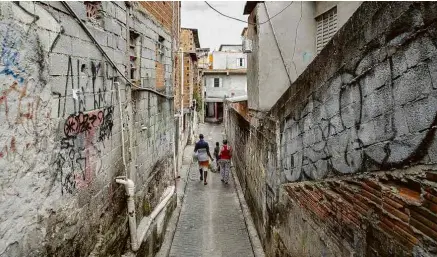  ?? Adriano Vizoni/Folhapress ?? Viela de Paraisópol­is, onde ocorria baile; pessoas foram pisoteadas após ação policial neste domingo