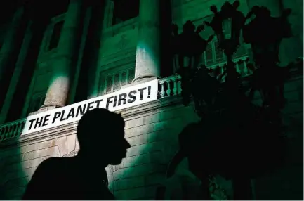  ?? Pau Barrena/AFP ?? Prefeitura de Barcelona é iluminada de verde em protesto ao anúncio de Trump de retirar os EUA do Acordo de Paris