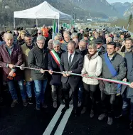  ?? (Zanfron) ?? Il taglio del nastro L’inaugurazi­one della bretella