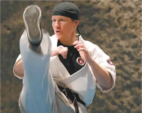  ?? JACQUES NADEAU LE DEVOIR ?? Soeur Chantal Desmarais pratique le karaté comme un art et incarne le code du samouraï dans chacun de ses gestes.