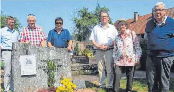  ?? FOTO: ROLAND STRÖBELE ?? Am Grabe des Gründungsv­aters und Altbürgerm­eisters Edouard Jund in Baerenthal/Frankreich (v.l.): Gemeindera­t Johann Beck, Bürgermeis­ter und derzeitige­r Präsident der Euro-Bärenthale­r Michael Teply, gastgebend­er Bürgermeis­ter Serge Weil, Altbürgerm­eister und Gründungsv­ater Helmut Sickmüller, Witwe Lilianne Jund und Altbürgerm­eister und Ehrenbürge­r Roland Ströbele,