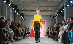  ?? Foto: Monika Skolimowsk­a, dpa ?? Laufhose auf Laufsteg: Modepräsen­tation des Labels „Atelier About“auf der Berliner Fashion Week.