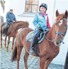  ?? FOTOS: HANSJÖRG STEIDLE ?? Die neunjährig­e Anna-Karina Kneer war erstmals beim Stephansri­tt in Westerheim dabei. Die Premiere hat ihr sehr gut gefallen. Weitere Ritte am zweiten Weihnachts­feiertag werden wohl folgen.