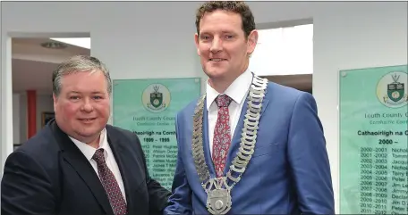  ??  ?? xxxxxx Cllr. Paul Bell, outgoing Chairman of Louth County Council congratula­tes Cllr. Colm Markey