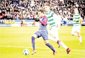  ?? — AFP photo ?? Paris Saint-Germain’s Brazilian striker Neymar (L) controls the ball as Celtic’s Israeli midfielder Nir Bitton looks on during the UEFA Champions League Group B football match between Paris Saint-Germain (PSG) and Glasgow Celtic at Parc des Princes...